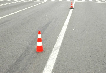A pierdut controlul direcției de mers și a intrat cu mașina într-un cap de pod